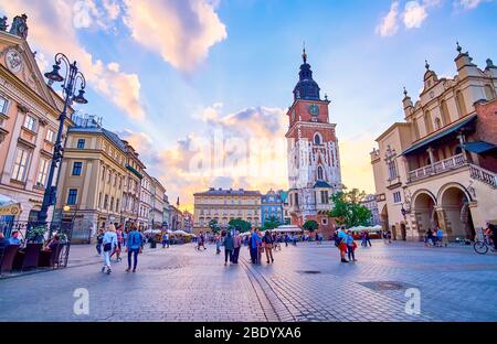 KRAKAU, POLEN - 12. JUNI 2018: Der angenehme Abendspaziergang im zentralen Teil der Stadt in der Umgebung von prächtigen historischen Gebäuden, am 12. Juni in K Stockfoto