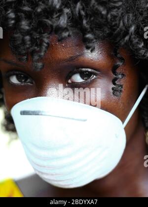 Porträt der afrikanischen Frau trägt Gesichtsmaske gegen Infektion von Bacterira, Virus Stockfoto