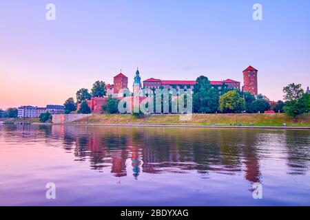 Die ehemalige königliche Residenz der polnischen Monarchie, Wawel Schloss in erstaunlichem Abendlicht, Krakau, Polen Stockfoto