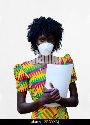 African Black Frau offen Foto während der Holding Papier und trägt Gesichtsmaske gegen neue Coronavirus Stockfoto