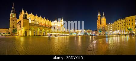 KRAKAU, POLEN - 12. JUNI 2018: Panoramablick auf die Wahrzeichen des Hauptmarktes in heller Nachtbeleuchtung, am 12. Juni in Krakau Stockfoto