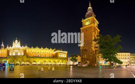 KRAKAU, POLEN - 12. JUNI 2018: Krakau bietet eine erstaunliche Nachtbeleuchtung von historischen Gebäuden und großen Bereichen zum Wandern, am 12. Juni in Krakau Stockfoto