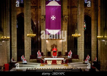 Barcelona, Katalonien, Spanien. 10. Apr 2020 - Priester nehmen an der Messe für Karfreitag in der leeren Kathedrale von Barcelona Teil. Die Maßnahmen der sozialen Distanzierung aufgrund der Pandemie durch das Covid-19-Virus machen die diesjährigen Osterfeierlichkeiten leer von Gläubigen, die Messe anlässlich des Karfreitags in der Kathedrale von Barcelona wurde live in sozialen Netzwerken übertragen. Quelle: Jordi Boixareu/Alamy Live News Stockfoto