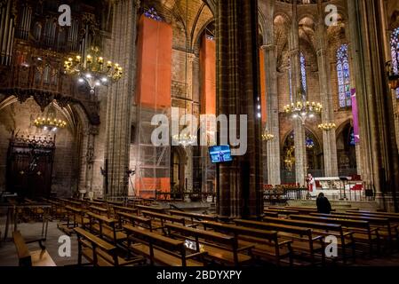 Barcelona, Katalonien, Spanien. 10. Apr 2020 - Karfreitag-Messe in der leeren Kathedrale von Barcelona. Die Maßnahmen der sozialen Distanzierung aufgrund der Pandemie durch das Covid-19-Virus machen die diesjährigen Osterfeierlichkeiten leer von Gläubigen, die Messe anlässlich des Karfreitags in der Kathedrale von Barcelona wurde live in sozialen Netzwerken übertragen. Quelle: Jordi Boixareu/Alamy Live News Stockfoto