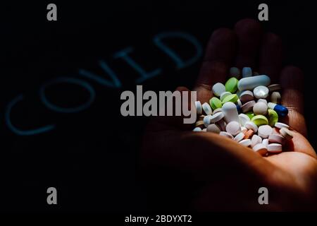 Brasilien. April 2020. In dieser Abbildung hält die Hand eines Patienten pharmazeutische Pillen. Kredit: Rafael Henrique/SOPA Images/ZUMA Wire/Alamy Live News Stockfoto