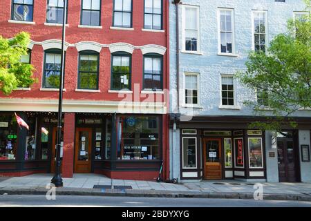 Schaufensterfassaden in einem der historischen Viertel der Innenstadt von Raleigh North Carolina. Stockfoto