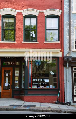 Schaufensterfassaden in einem der historischen Viertel der Innenstadt von Raleigh North Carolina. Stockfoto