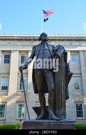 Eine Statue zu Ehren von George Washington auf dem ehemaligen State Capitol Building in Raleigh North Carolina. Stockfoto