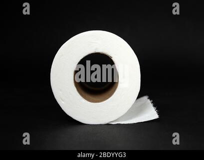 Seitenansicht der Rolle von weißem Toilettenpapier isoliert auf schwarz Stockfoto