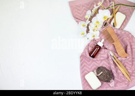 Set aus Kosmetikprodukten und Badewerkzeugen. Seife, Shampoo-Flaschen, Bambuszahnbürste. Kein Abfall, plastikfrei. Nachhaltiges Lifestyle-Konzept. Text Stockfoto