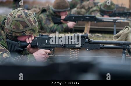 Territorialsoldaten des 5. Bataillons das Königliche Regiment von Fusiliers feuert das General Purpose Machine Gun (GPMG) auf den Fining Ranges im Otterburn Training Area, gekleidet in der Schlacht 95. Stockfoto