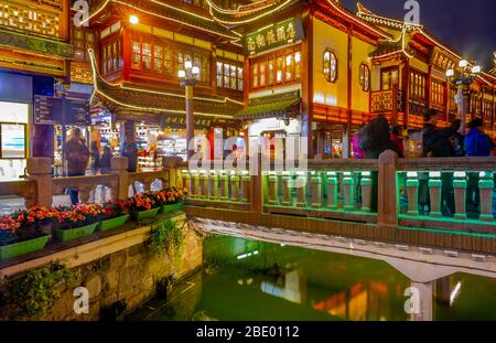 Shanghai, China Blick auf den traditionellen Yuyuan Garden District in der Dämmerung Stockfoto