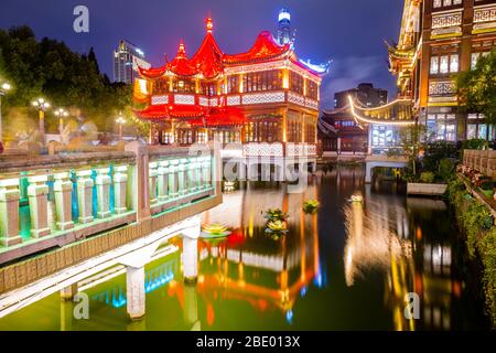 Shanghai, China Blick auf den traditionellen Yuyuan Garden District in der Dämmerung Stockfoto