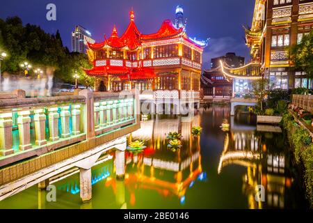 Shanghai, China Blick auf den traditionellen Yuyuan Garden District in der Dämmerung Stockfoto