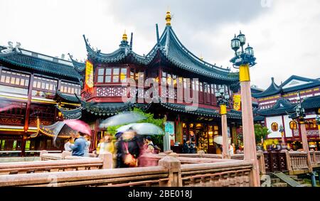 Shanghai, China Blick auf den traditionellen Yuyuan Garden District in der Dämmerung Stockfoto