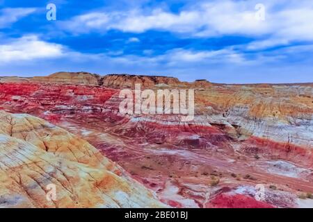 Farbige Felsformation gegen blauen Himmel bei Wucaitan (fünf farbige Hügel aka Rainbow Beach) im Burqin County, Xinjiang, China Stockfoto