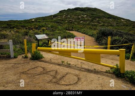 Los Angeles, Kalifornien, USA. April 2020. Gesichtsmasken, leere Strände, verlassene Straßen, geschlossene lokale und Nationalparks, neue Handwaschstationen, um der obdachlosen Bevölkerung von Santa Monica bis Downtown Los Angeles, CA zu helfen. Alle sehr aktiven Maßnahmen zur Bekämpfung der weltweiten Corona-Virus-Pandemie. Kredit: Jason Ryan/ZUMA Wire/ZUMAPRESS.com/Alamy Live News Stockfoto