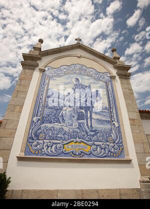 Saint Martinho in detailreichen blauen Azulejo-Fliesen an der Giebelwand der Kirche Freixieiro de Soutelo aus dem Jahr 1258 in Viana do Castelo, Portugal. Stockfoto