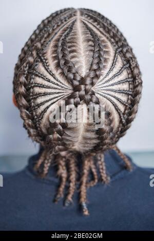 Cornrows, Zöpfe der Zöpfe auf dem männlichen Kopf, Unterköpfen, Friseurmode Frisuren Stockfoto