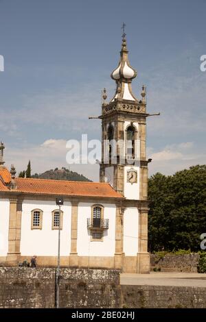 Panoramasicht auf die weiße hübsche Kirche Igreja de Santo António Ponte de Lima Nord Portugal Stockfoto