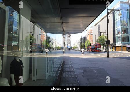 Die Geschäfte auf der Oxford Street schlossen während der Sperrung der Coronavirus-Pandemie im Zentrum von London Stockfoto