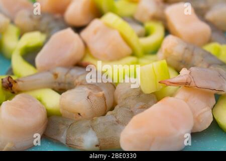 Köstliche Ceviche-Platte mit Garnelen, Jakobsmuscheln, Gurken und Zitronensaft eine Fülle von lateinamerikanischen Speisen Stockfoto