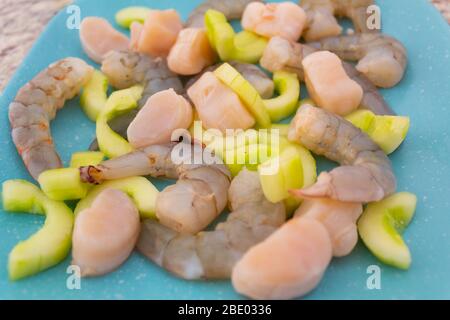 Köstliche Ceviche-Platte mit Garnelen, Jakobsmuscheln, Gurken und Zitronensaft eine Fülle von lateinamerikanischen Speisen Stockfoto