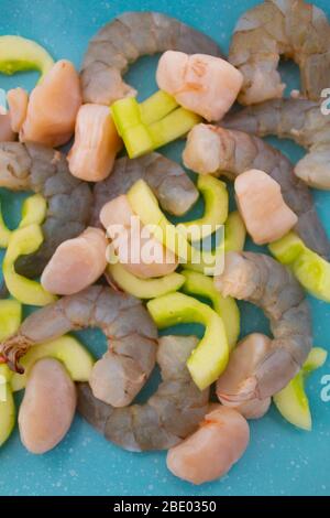 Köstliche Ceviche-Platte mit Garnelen, Jakobsmuscheln, Gurken und Zitronensaft eine Fülle von lateinamerikanischen Speisen Stockfoto