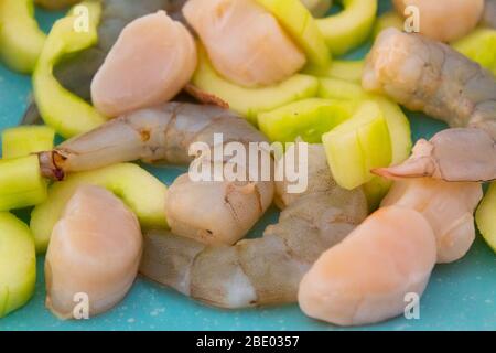 Köstliche Ceviche-Platte mit Garnelen, Jakobsmuscheln, Gurken und Zitronensaft eine Fülle von lateinamerikanischen Speisen Stockfoto