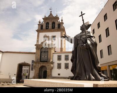 BOM frei Bartolomeu dos Martyres, Bartholomäus von Braga, Statue und Nossa Sehora da Torre Kapelle und Verteidigungsturm Braga Portugal Stockfoto