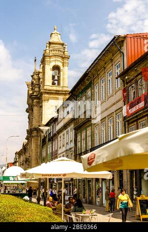 Straßenszene im Stadtzentrum Largo do Barão de São Martinho Braga Portugal Stockfoto