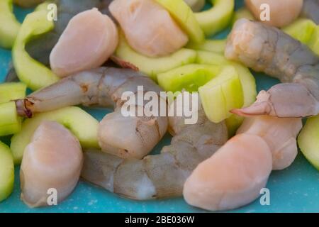 Köstliche Ceviche-Platte mit Garnelen, Jakobsmuscheln, Gurken und Zitronensaft eine Fülle von lateinamerikanischen Speisen Stockfoto