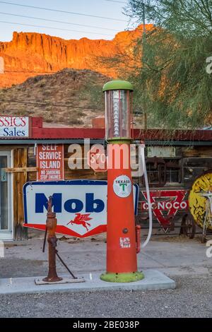 Geschäft mit Sammlung von Erinnerungsstücken in der Innenstadt von Oatman, einer alten Goldgräberstadt, die zur Touristenstadt entlang der historischen Route 66 in Arizona, USA wurde [Nr. Stockfoto