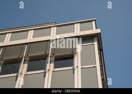 Bürogebäude vor blauem Himmel mit Jalousien Stockfoto