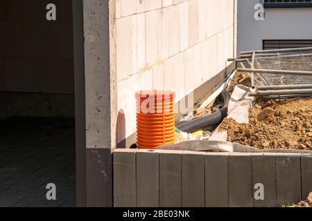 Drainagerohr orange in der Ecke einer Baustelle Stockfoto