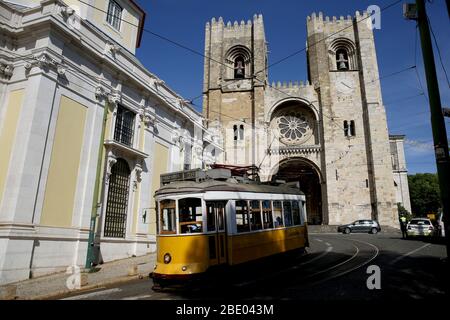 Lissabon, Portugal. April 2020. Eine leere Straßenbahn fährt am 10. April 2020 an der Kathedrale von LisbonÃs in Portugal vorbei, während die COVID-19-Krankheit weiterhin verbreitet wird. Kredit: Pedro Fiuza/ZUMA Wire/Alamy Live News Stockfoto