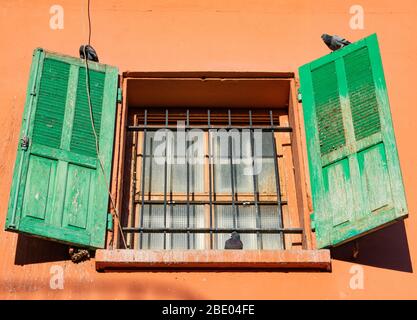 Öffnen Sie grüne Fensterläden in Marrakesch Marokko Stockfoto