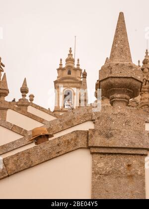 Oben auf einem Kopf mit nur Hut zeigt die Treppe hinunter Bom Jesus do Monte ist ein portugiesisches Heiligtum Tenões, Braga, Portugal. Stockfoto