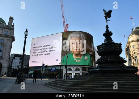 London, Großbritannien. April 2020. Die Coronavirus-Rede der Königin beleuchtete die Plakatwand des Piccadilly Circus, während die Sperre in Großbritannien fortgesetzt wird. Auszüge aus der QueenÕs Botschaft an die Nation erscheinen auf den weltberühmten Piccadilly Lights in London, Großbritannien. Quelle: Nils Jorgensen/Alamy Live News Stockfoto