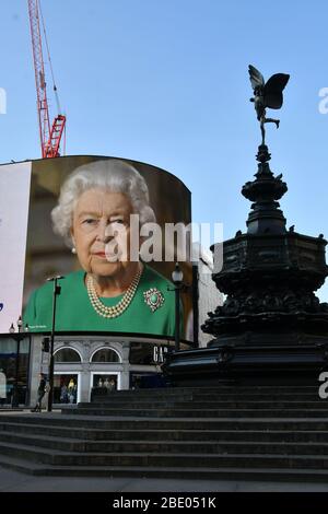 London, Großbritannien. April 2020. Die Coronavirus-Rede der Königin beleuchtete die Plakatwand des Piccadilly Circus, während die Sperre in Großbritannien fortgesetzt wird. Auszüge aus der QueenÕs Botschaft an die Nation erscheinen auf den weltberühmten Piccadilly Lights in London, Großbritannien. Quelle: Nils Jorgensen/Alamy Live News Stockfoto