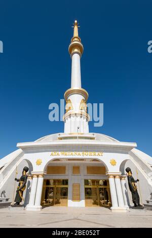 Unabhängigkeitsdenkmal in Aschgabat, Turkmenistan. Erbaut mit weißem Marmor und Gold. Vertikales Foto. Denkmal der Unabhängigkeit. Stockfoto