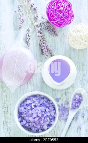 Spa-Objekte, Lavendel Seife und Handtuch auf dem Tisch Stockfoto