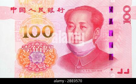 China beendet die Sperrung und Quarantäne des Coronavirus. 100 Yuan Banknote mit Gesichtsmaske nach unten gezogen. China lockern die Beschränkungen auf die wirtschaftliche Erholung Stockfoto