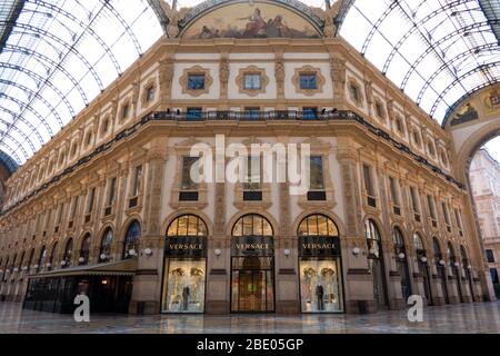 Verlassene Sehenswürdigkeit und Denkmal: Galleria Vittorio Emanuele II in Mailand, Italien während der COVID-19 Pandemie mit Versace Modehaus. Das tägliche Leben in Mailand Stockfoto