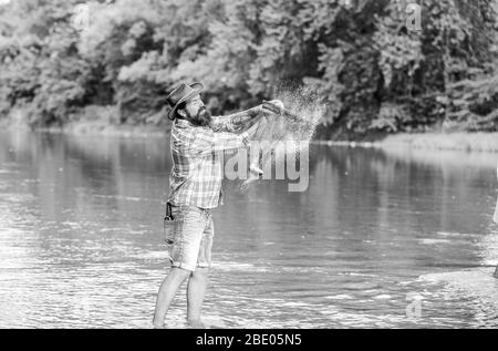 Trout Farm. Fischer allein im Wasser des Flusses. Mann bärtigen Fischer. Fischer Angelausrüstung. Hobby Sport. Ruhige und friedliche Stimmung. Eine Art der Meditation. Fische in der Regel in freier Wildbahn gefangen. Stockfoto