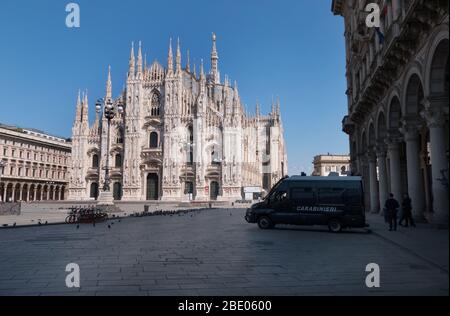 Carabinieri patrouillieren mit LKW auf der Piazza Duomo von Mailand, Italien während der COVID-19 Epidemie. Mailand, italienische Stadt und Coronavirus gesperrt Stockfoto