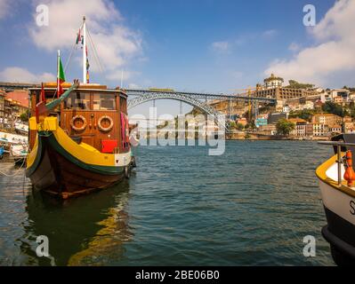Blick und Rabelo Boot auf dem Fluss Douro Porto Portugal