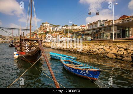 Aussicht und Boote auf Fluss Douro Cais de Gaia, Porto Portugal