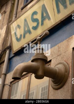 Nahaufnahme eines alten Messinghahns Stockfoto