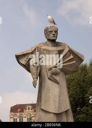 Statue von Antonio Ferreira Gomes, Bischof von Porto (1952-1981) Portugiesischer römisch-katholischer Bischof mit Vogel auf dem Kopf Stockfoto